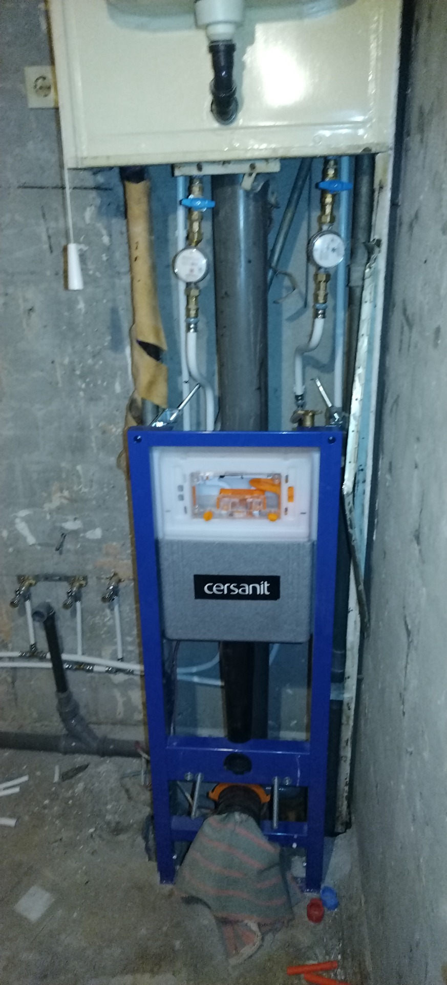 Itt a strang egy zártszelvény, és vaslemez burkolattal volt elkerítve, először azt kellett szétszedni, hogy a wc-t be tudjam szerelni. A beszerelés a fekete cső a leghátsó pozícióba téve, és alatta csak egy 90 fokos könyök, majd a 110-es T elágazás. Ettől hogyan rakjam a stranghoz közelebb.