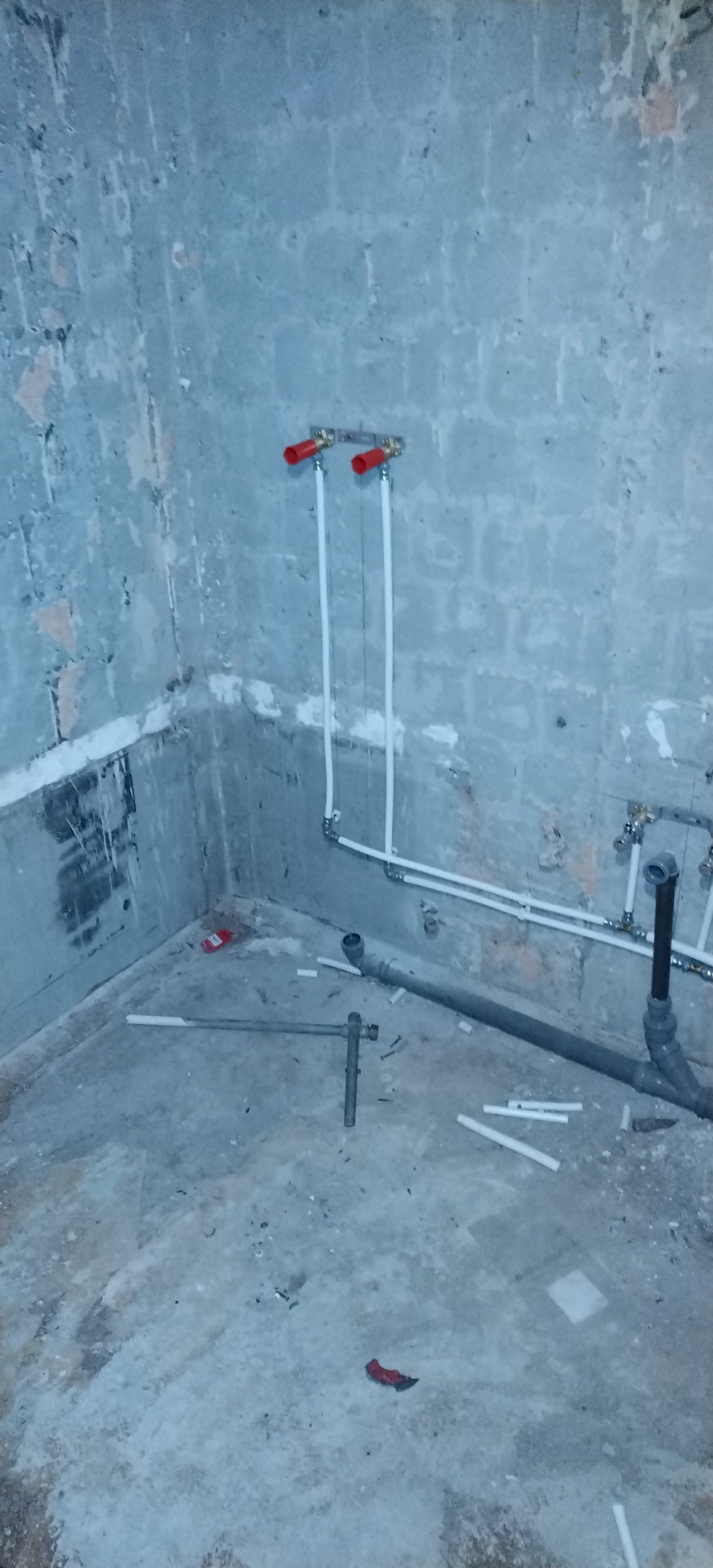 Épitett zuhany lesz, és 5 centis Ytong lesz oda húzva.