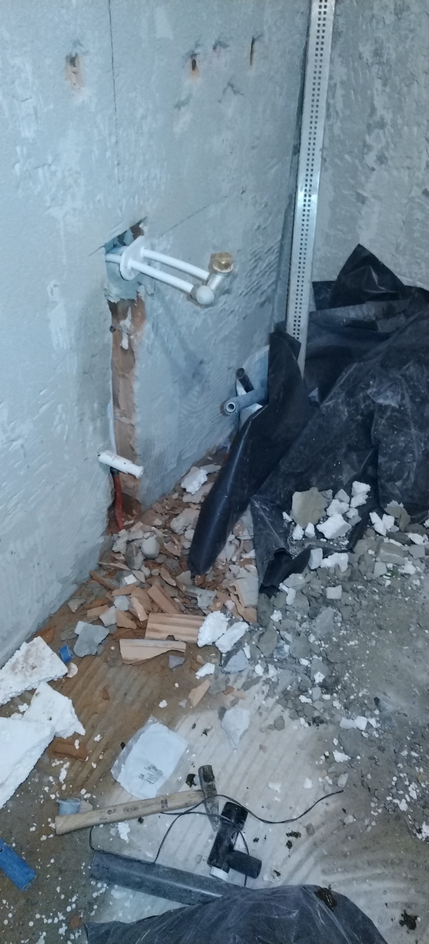 A kád miatt magasabbra került, és kicsit arréb, hogy esztétikus legyen. Abban az oldalban egy álló kád került berakásra.