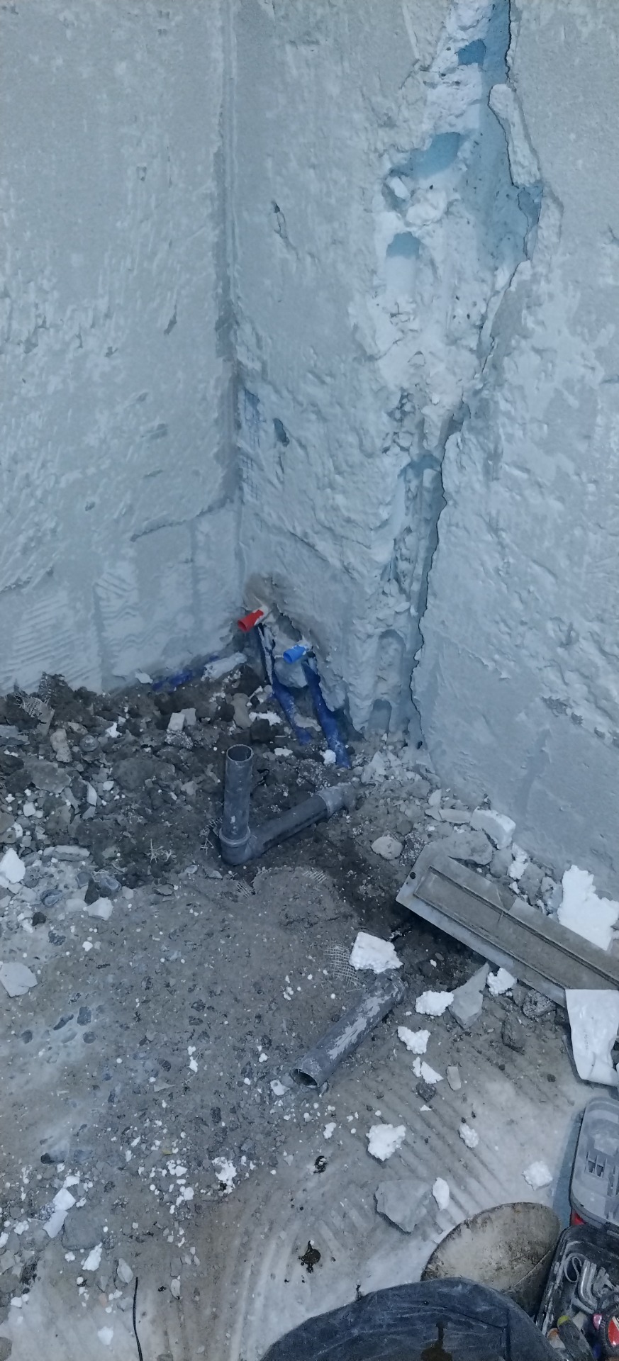 Ez lett a kád kiállása. Lefolyó, és a kád mellett álló csap kiállás.