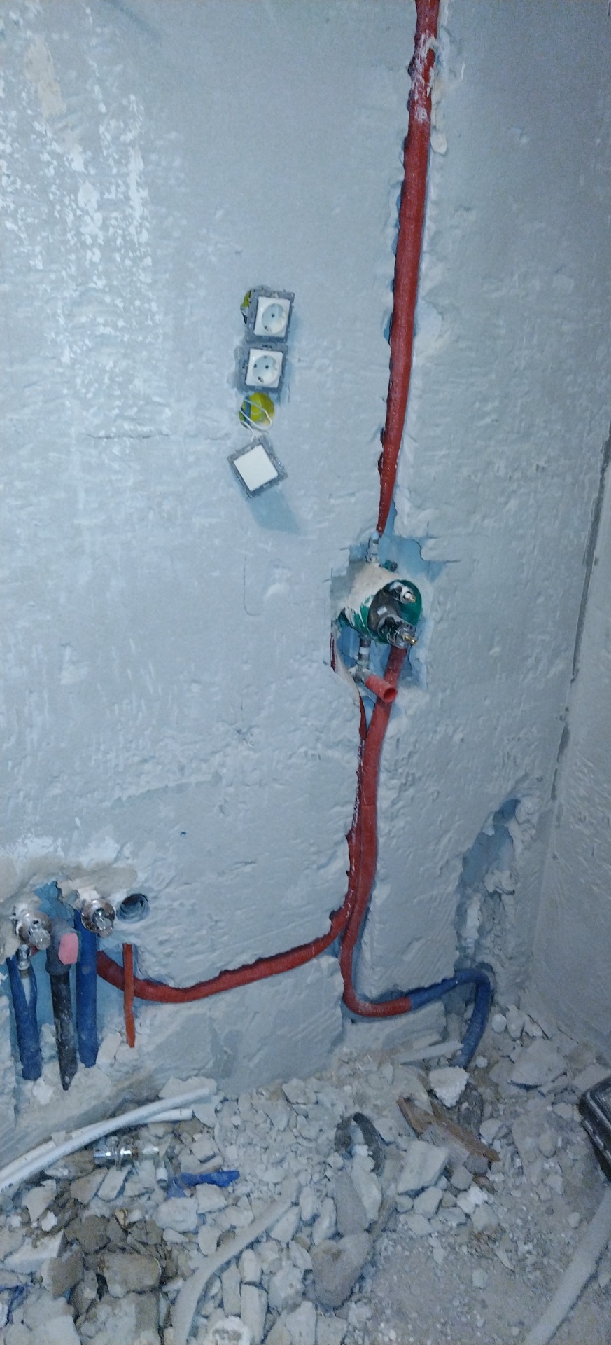 A zuhany csaptelep, falsíkon belüli kialakítású, mellette a mosdó kiállás.