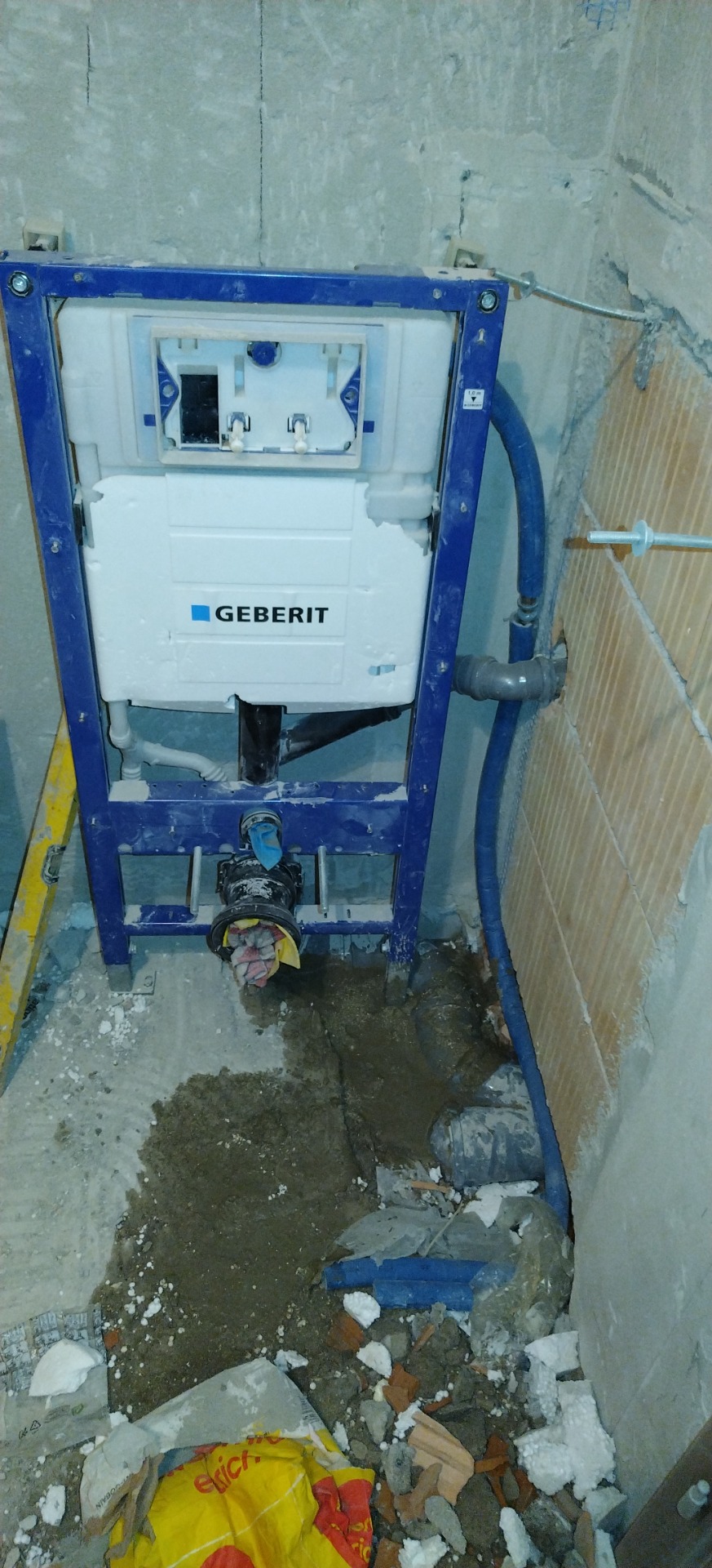 Wc átrakva a másik oldalra, és a beton beöntve.